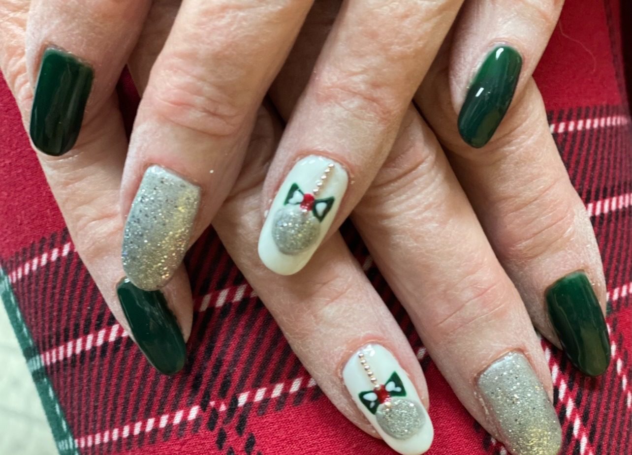 A close up of some nails with bows on them